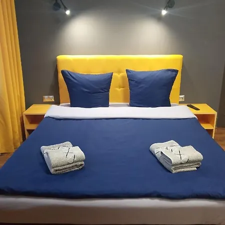 нова в центрі міста *