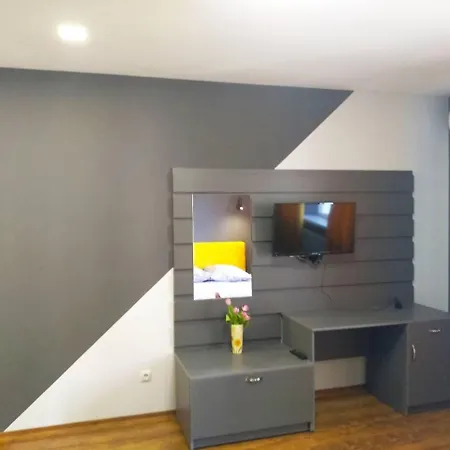 нова в центрі міста *