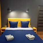 нова в центрі міста *